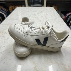 Veja Tennis Shoe